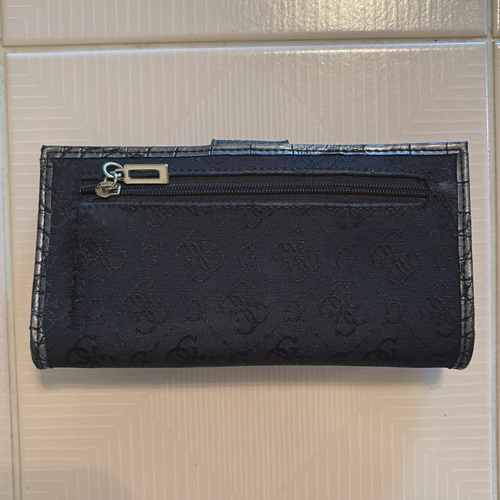 Guess Wallet - Picture 2 of 5